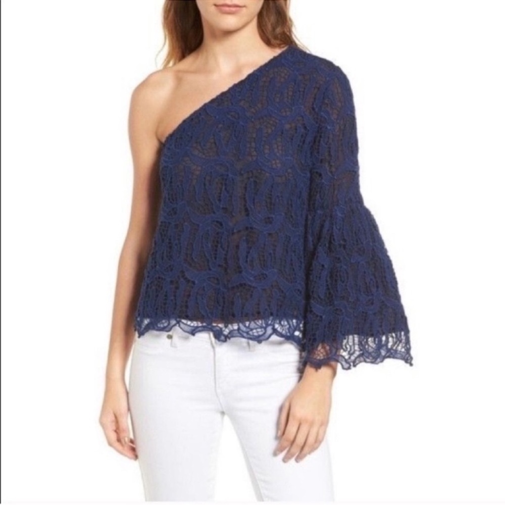 Chelsea28 one sleeve lace blue blouse
Size Medium